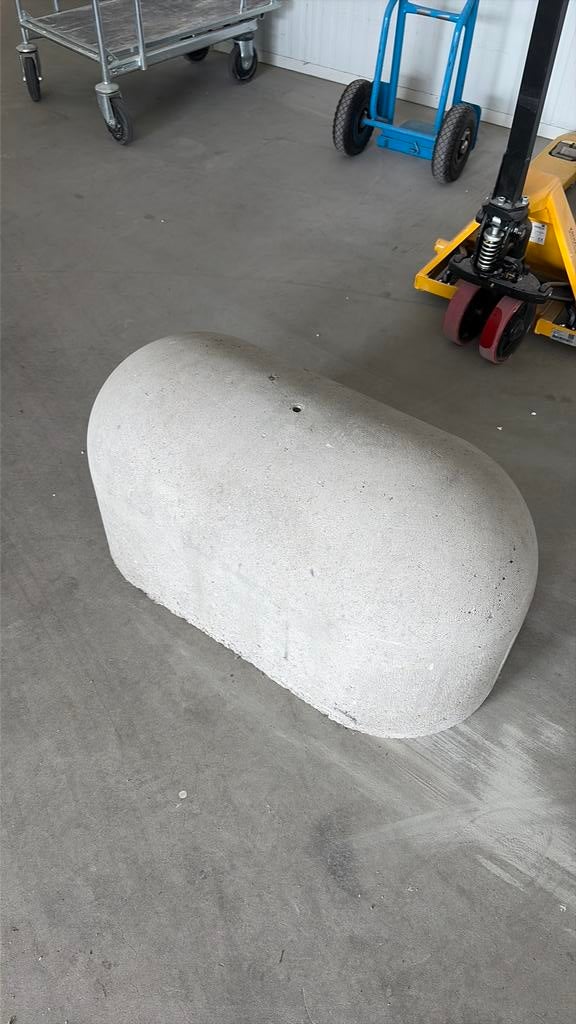 Wegversperring jumbo betonblok aanrijdbeveiliging, Ophalen, Zo goed als nieuw, Beton, Terrastegels