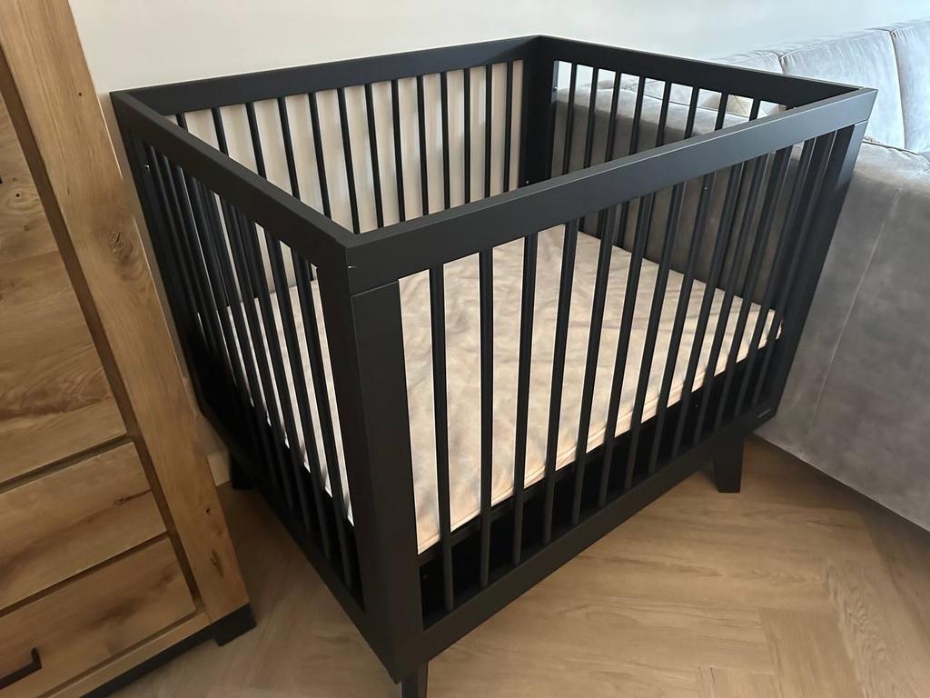 Kidsmill Sixties Box Zwart + Pretura Matras + taupe hoes, Kinderen en Baby's, Babywiegjes en Ledikanten, Ophalen, Zo goed als nieuw