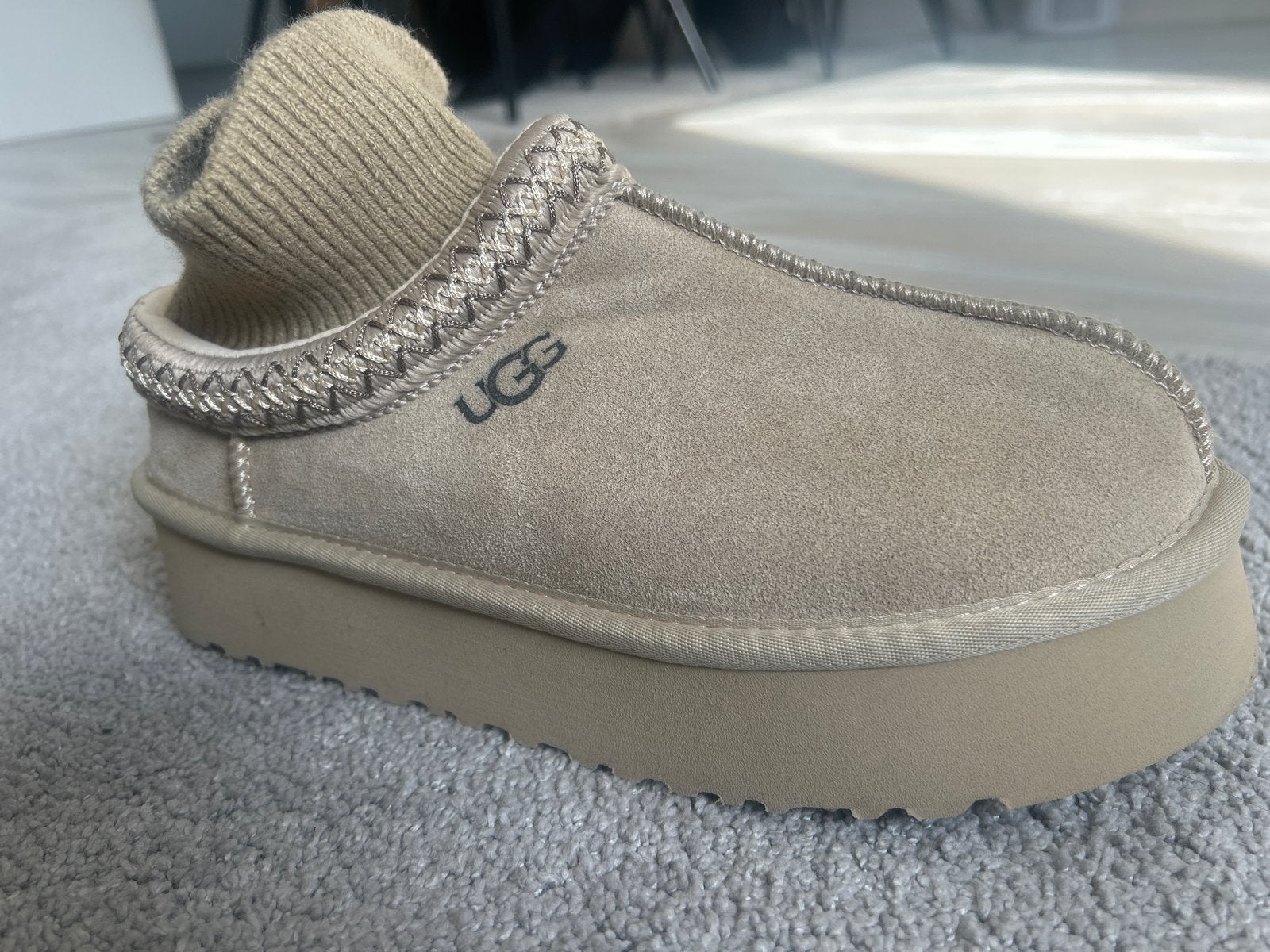 Nieuwe UGG Tazz pantoffels - Beige - maat 40, Ophalen of Verzenden, Nieuw, Beige, Pantoffels of Sloffen