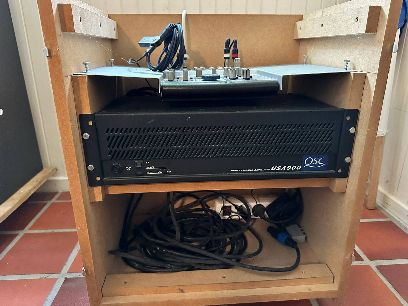 Set: boxen, QSC 900 Versterker, verrijdbaar mengpaneel, Muziek en Instrumenten, Mengpanelen, Ophalen, Gebruikt, Microfooningang