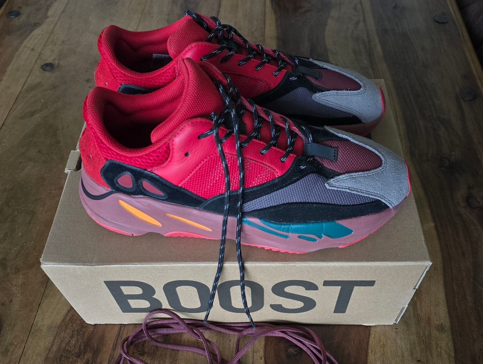 Adidas Yeezy 700 red, Ophalen of Verzenden, Overige kleuren