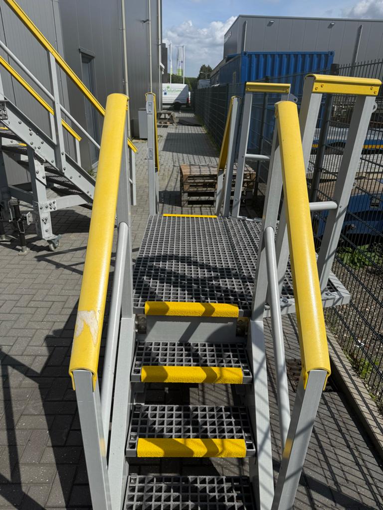 Robuuste Industriële Trap met  Platformen Leuningen, Ophalen, Gebruikt, Trap, Minder dan 2 meter