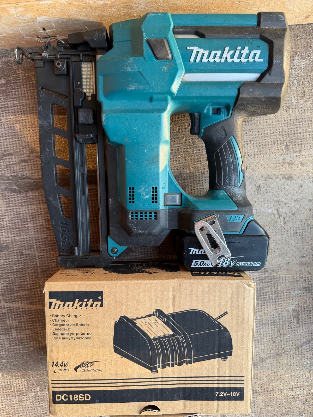 Makita Accu Tacker/Nietmachine met Lader (18V, 5.0Ah), Doe-het-zelf en Verbouw, Gereedschap | Handgereedschap, Ophalen of Verzenden