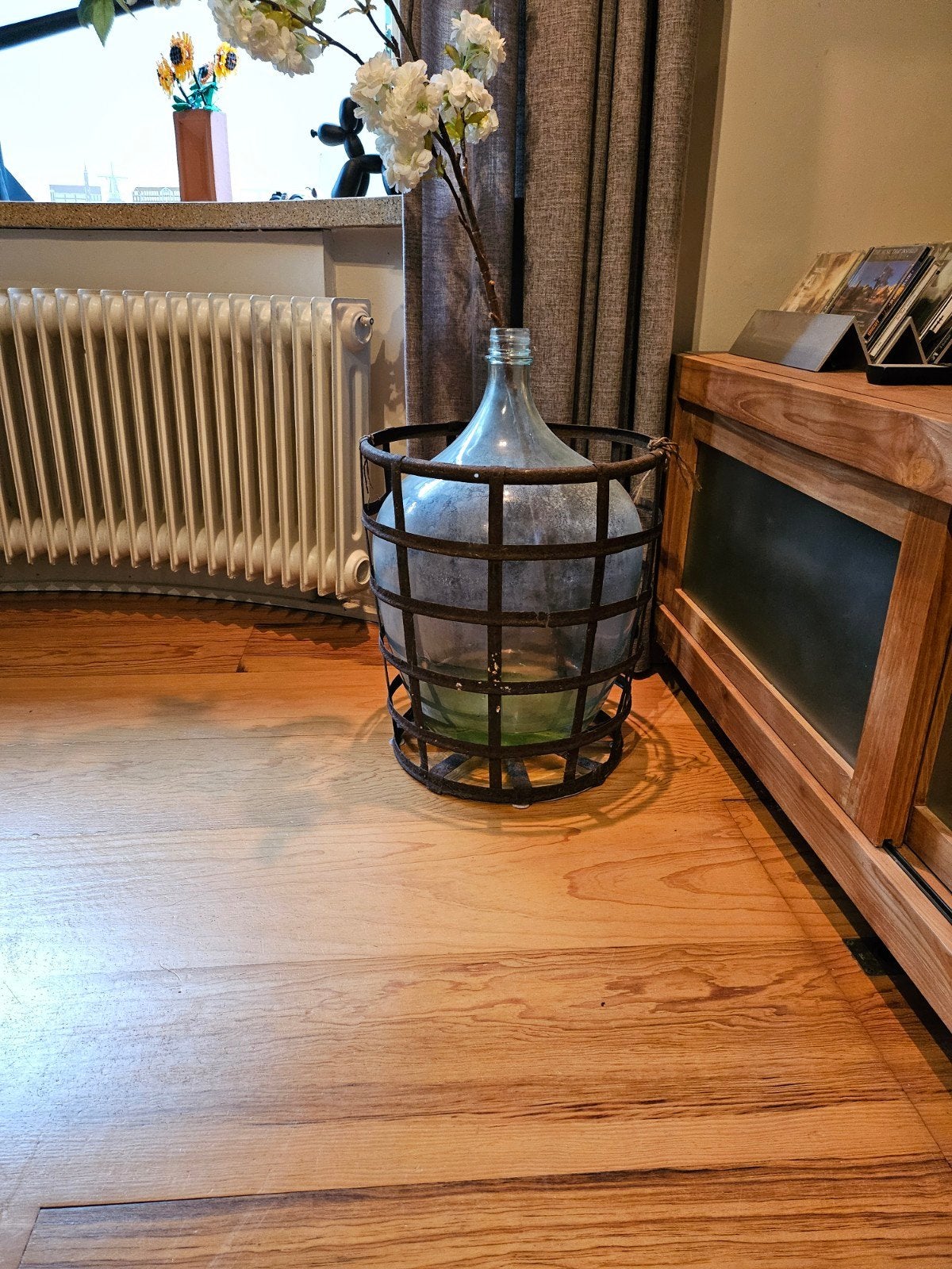 Grote glazen fles in metalen mand - Vintage decoratie, Ophalen of Verzenden