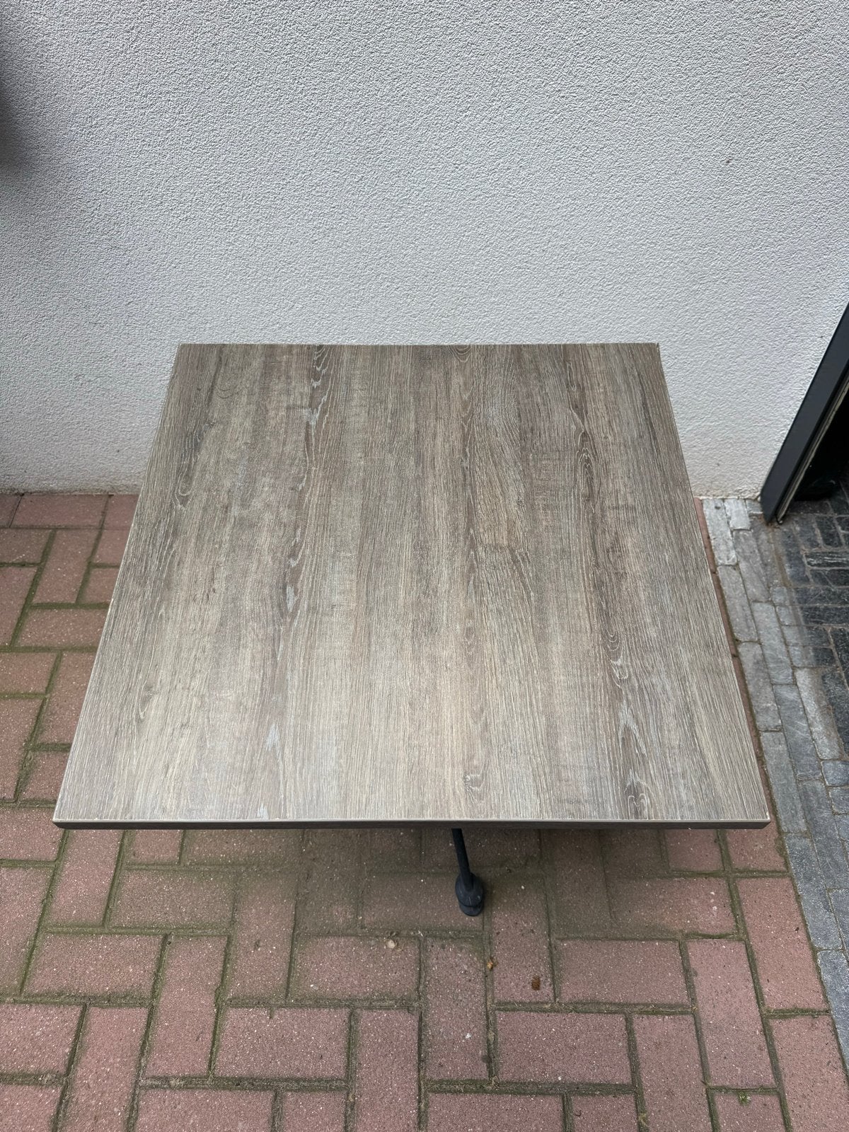 8 x Vierkante tafel met houtlook blad en metalen onderstel, Ophalen, Gebruikt, Vierkant, Tot twee personen