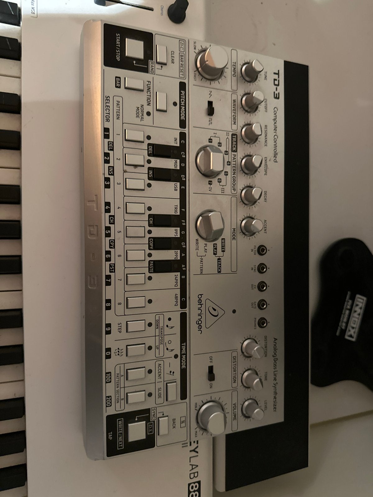 Behringer TD-3 Analoge Bass Line Synthesizer, Overige aantallen, Zo goed als nieuw, Met midi-aansluiting, Ophalen