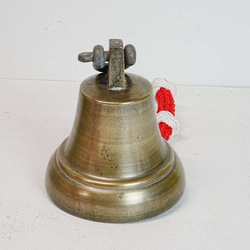 Antieke bronzen scheepsbel met rood-wit koord allemandsend., Verzamelen, Scheepvaart, Ophalen of Verzenden, Gebruikt, Motorboot of Zeilboot
