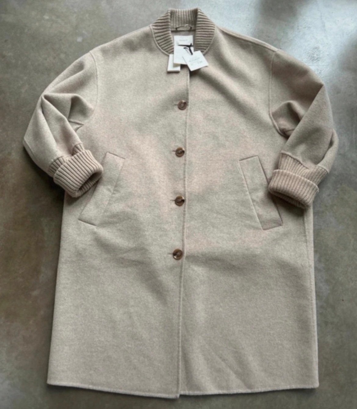 Vicolo Lange Jas Handmade -wol - Nieuw met labels, Ophalen of Verzenden, Nieuw, Maat 42/44 (L), Beige