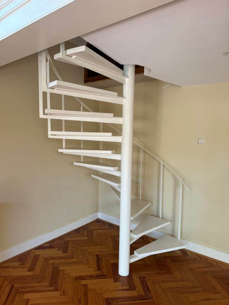 Spiltrap - staal met houten treden - wit - 241 cm hoog, Doe-het-zelf en Verbouw, Ophalen, Trap, Zo goed als nieuw, X