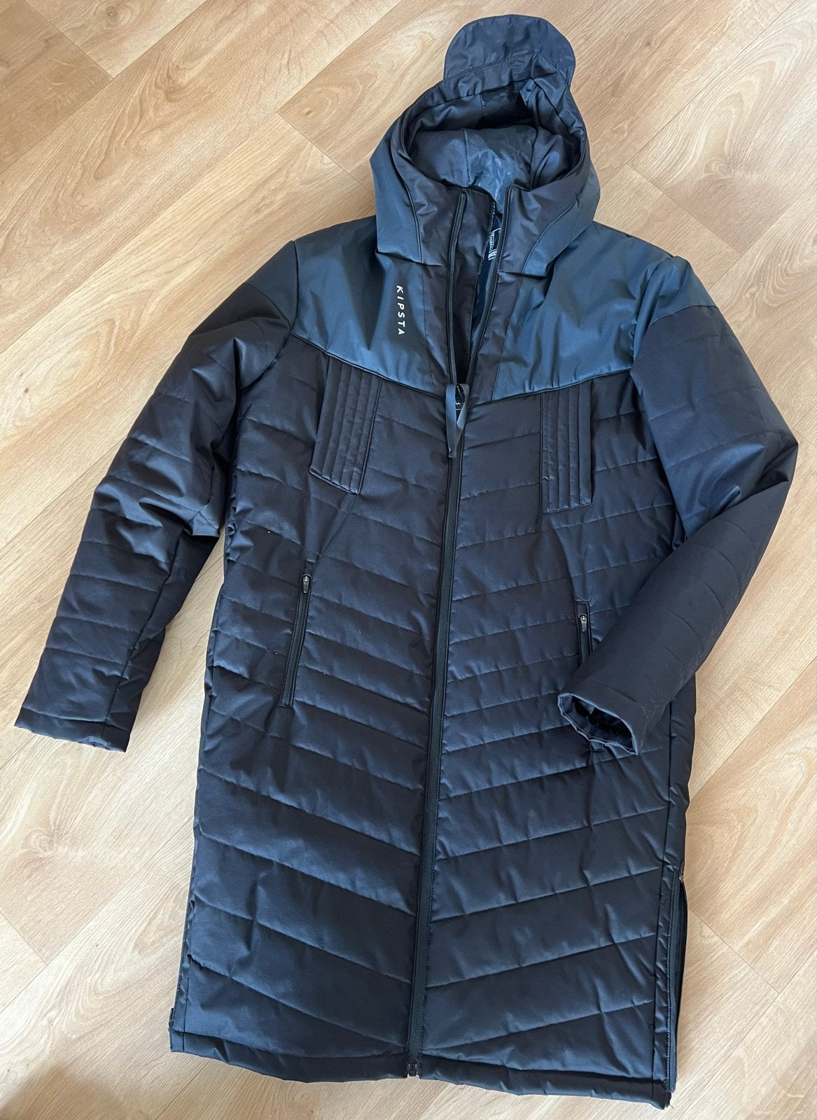 Kipsta lange winterjas/voetbaljas maat M, Verzenden, Zo goed als nieuw, Maat 48/50 (M), Zwart