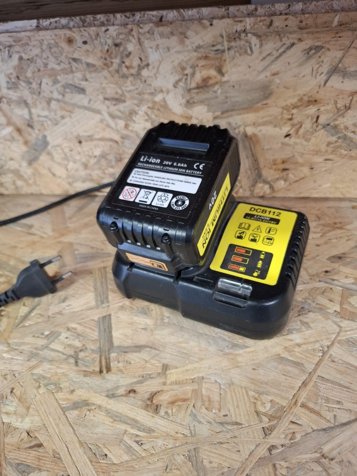 Li-ion 20V 6.0Ah Accu met DCB112 Oplader, Ophalen of Verzenden, Gebruikt, Overige typen