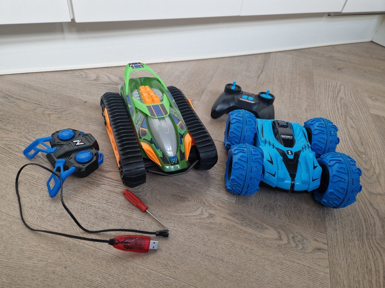 set bestuurbare auto's oplaadbaar groen en rood/blauw, Kinderen en Baby's, Ophalen of Verzenden, Afstandsbediening
