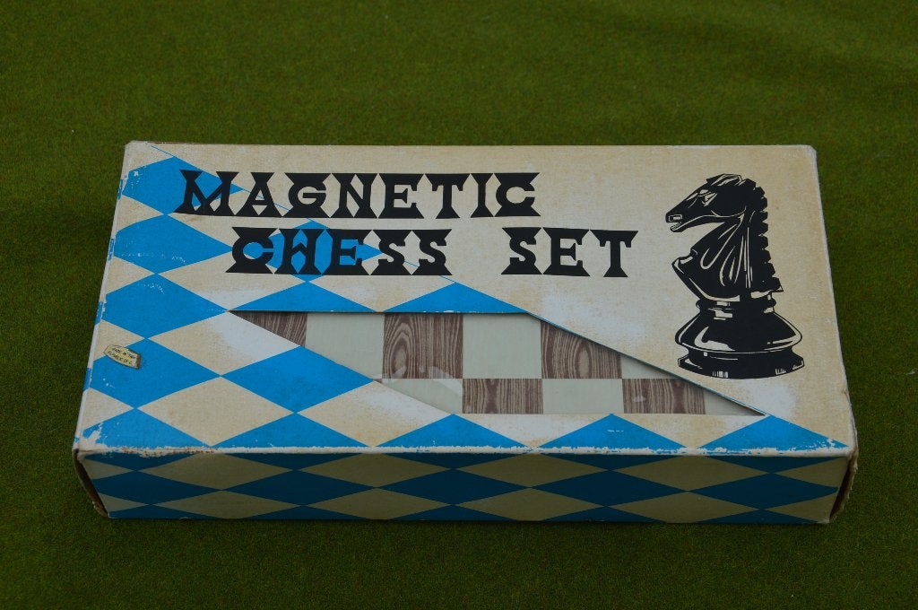 Vintage magnetisch schaakbord in doos uit jaren 60 in doosje, Een of twee spelers, Ophalen of Verzenden, Gebruikt