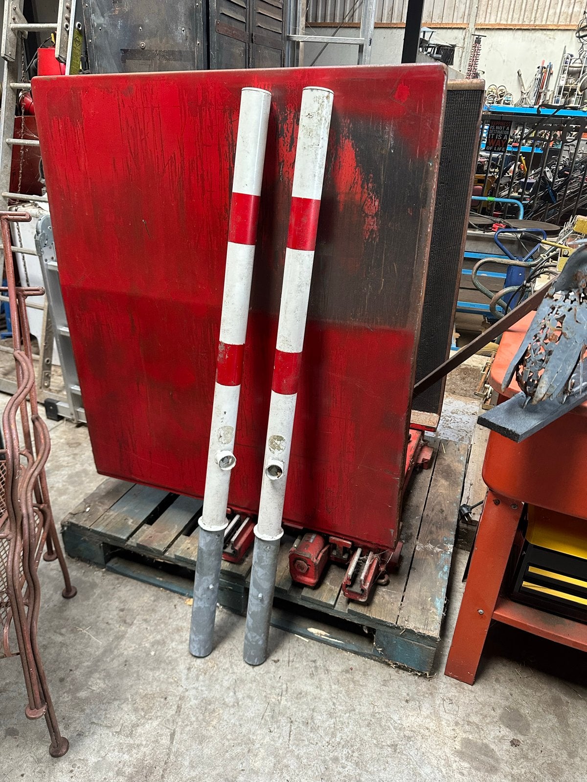 2x uitneembare stalen Verkeerspalen / Afzetpalen Rood-Wit, Ophalen