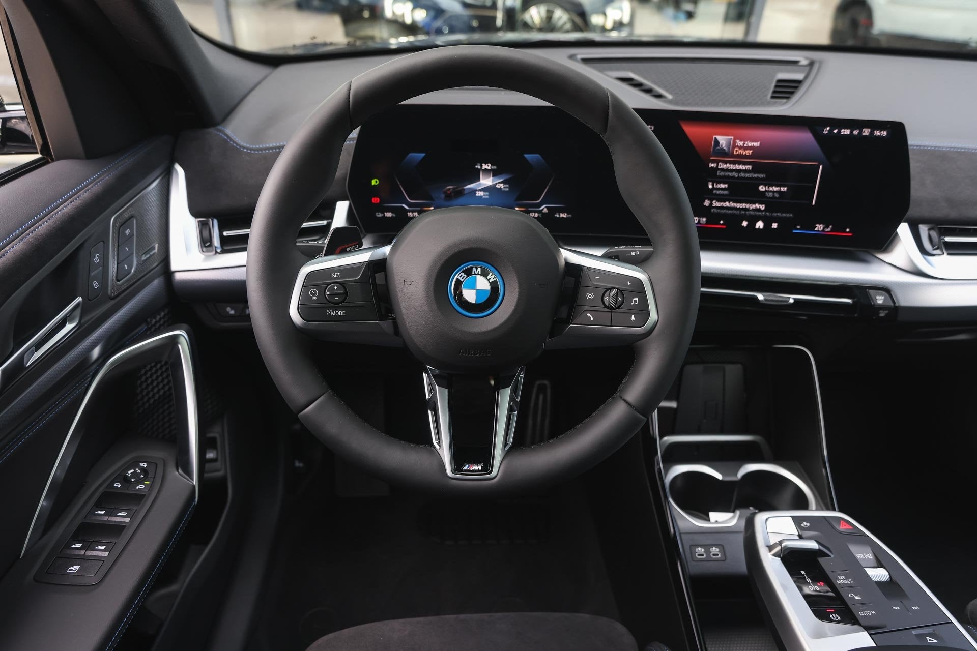 BMW iX2 eDrive20 M Sport / Panoramadak / Trekhaak / Sportsto, Auto's, BMW, Dealer onderhouden, IX2, Met garantie (alle), Zwart