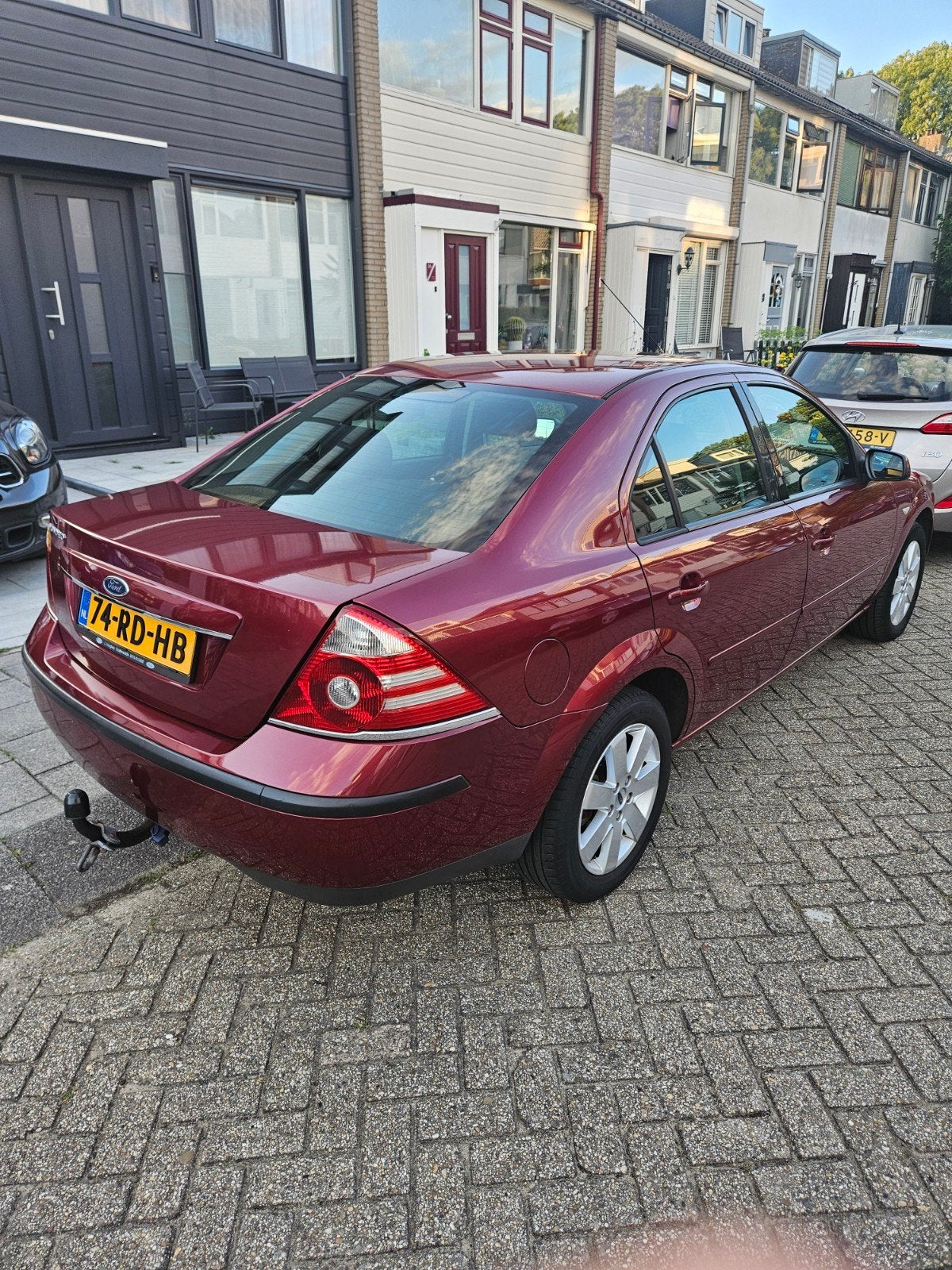 Ford Mondeo 1.8 16V  Sedan 2005 Rood 140 d.km! APK 03-'27, 4 cilinders, Origineel Nederlands, Handgeschakeld, Particulier