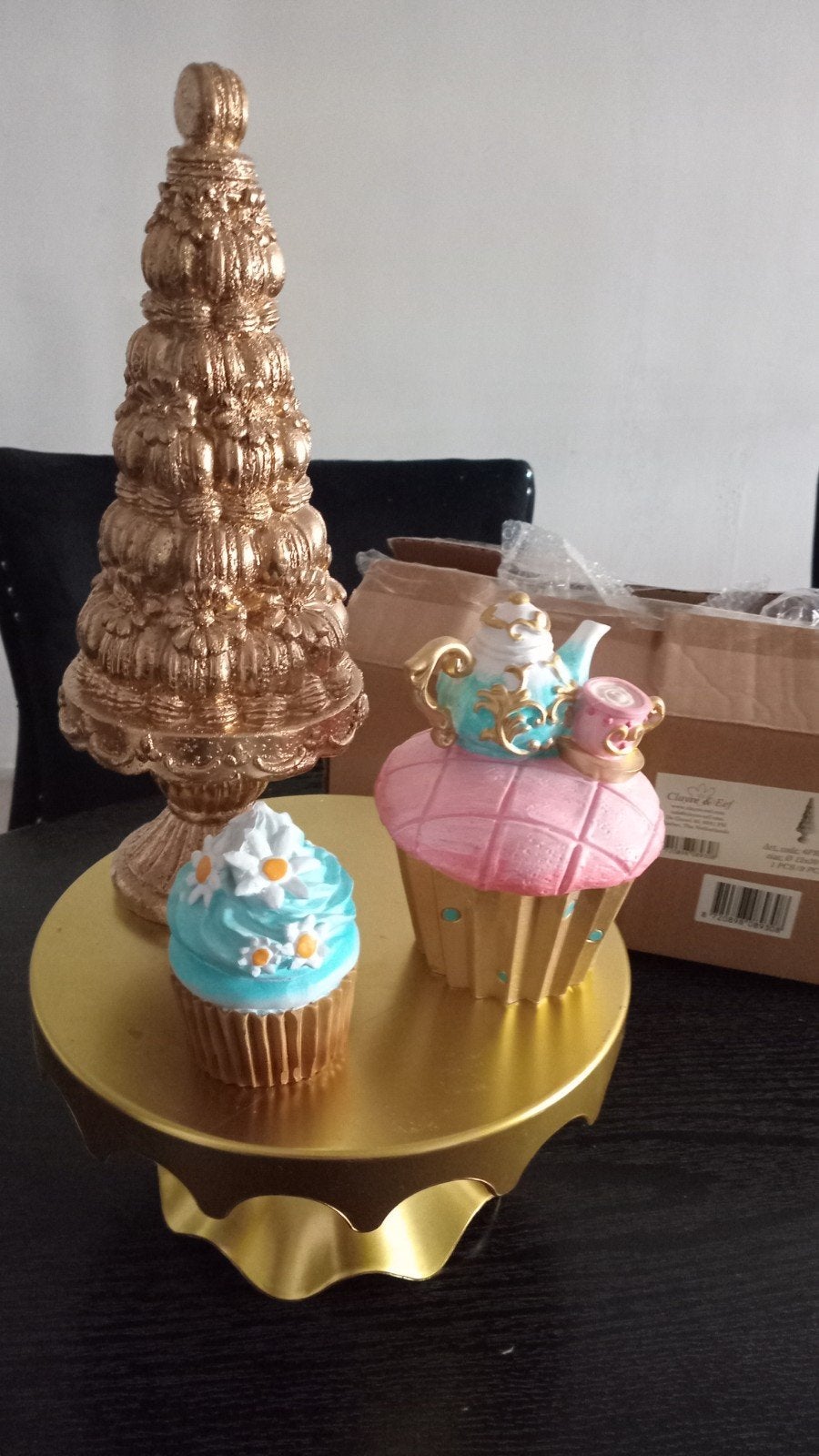 Decoratieve Cupcakes en Gouden Boom op Schaal, Huis en Inrichting, Ophalen of Verzenden, Nieuw, Taartplateau
