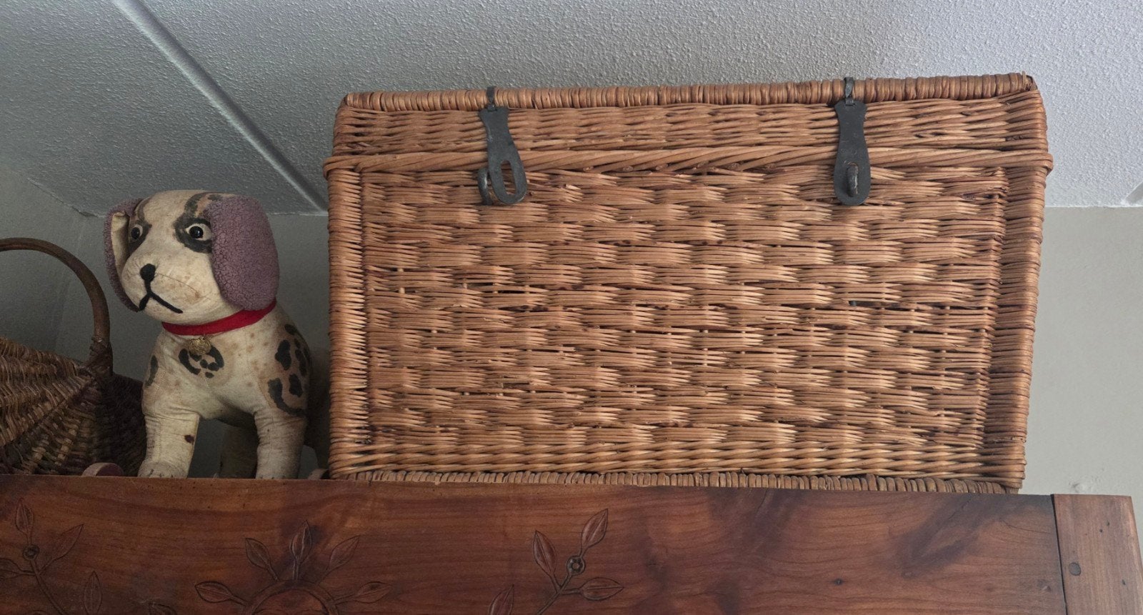Grote Brocante antieke rieten mand met deksel
De mand heeft, Ophalen