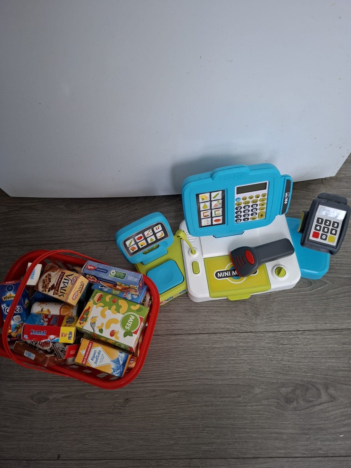 Kassa met mandje boodschappen, Ophalen