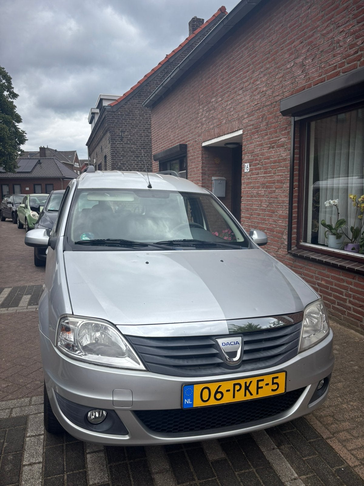 Dacia Logan 1.6 MCV 62KW 7P 2011 Grijs, Auto's, Dacia, Voorwielaandrijving, 4 cilinders, 635 kg, 7 stoelen