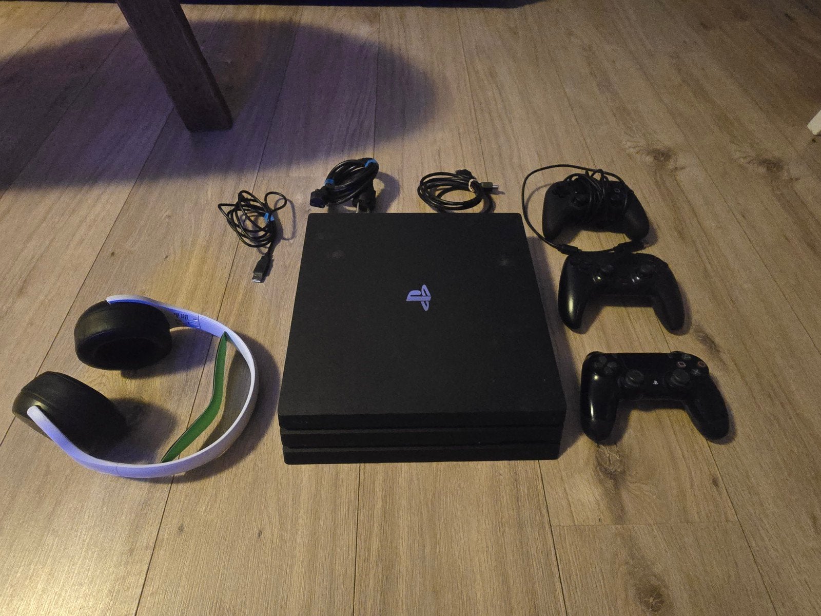 PlayStation 4 Pro met 3 controllers en headset, Gebruikt, Ophalen of Verzenden, 1 TB, Pro