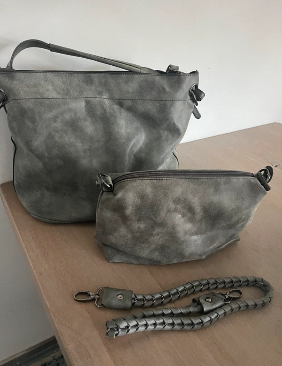 Schoudertas suede lichtgrijs, Ophalen of Verzenden, Zo goed als nieuw, Blauw