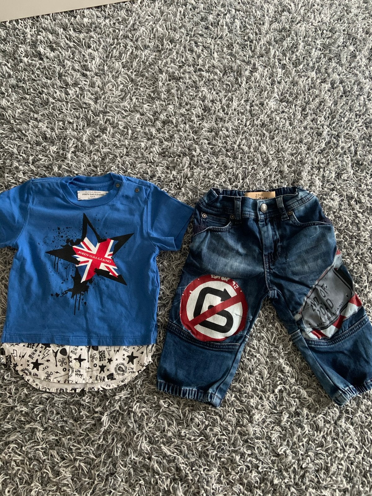 John galliano broekje met bijpassend shirt 9 maanden, Ophalen of Verzenden, Zo goed als nieuw, Jongetje, Setje