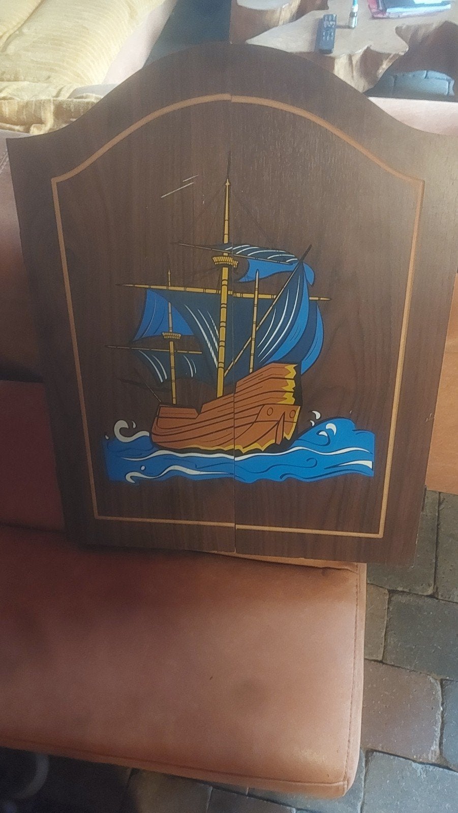 Vintage Dartbord in Houten Kast met Scheepsmotief, Sport en Fitness, Ophalen of Verzenden, Gebruikt, Dartbord met pijlen