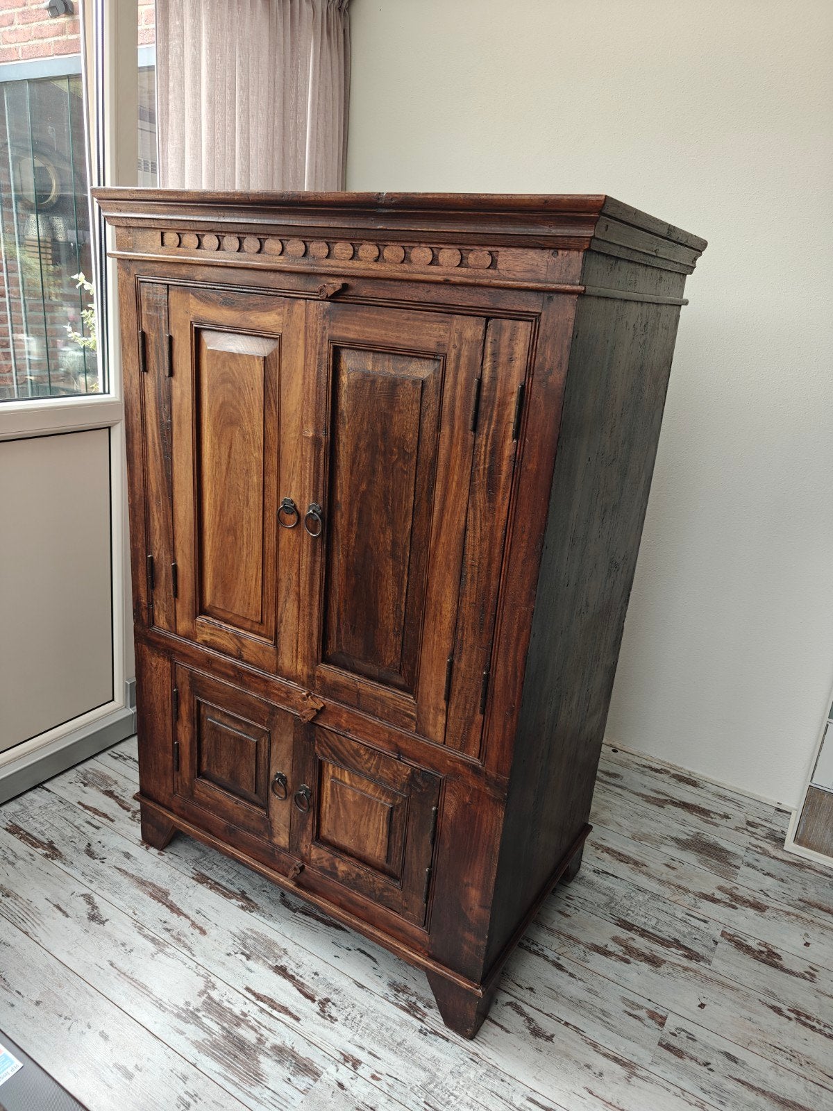 Indische koloniale kast van sheesham hout, Ophalen