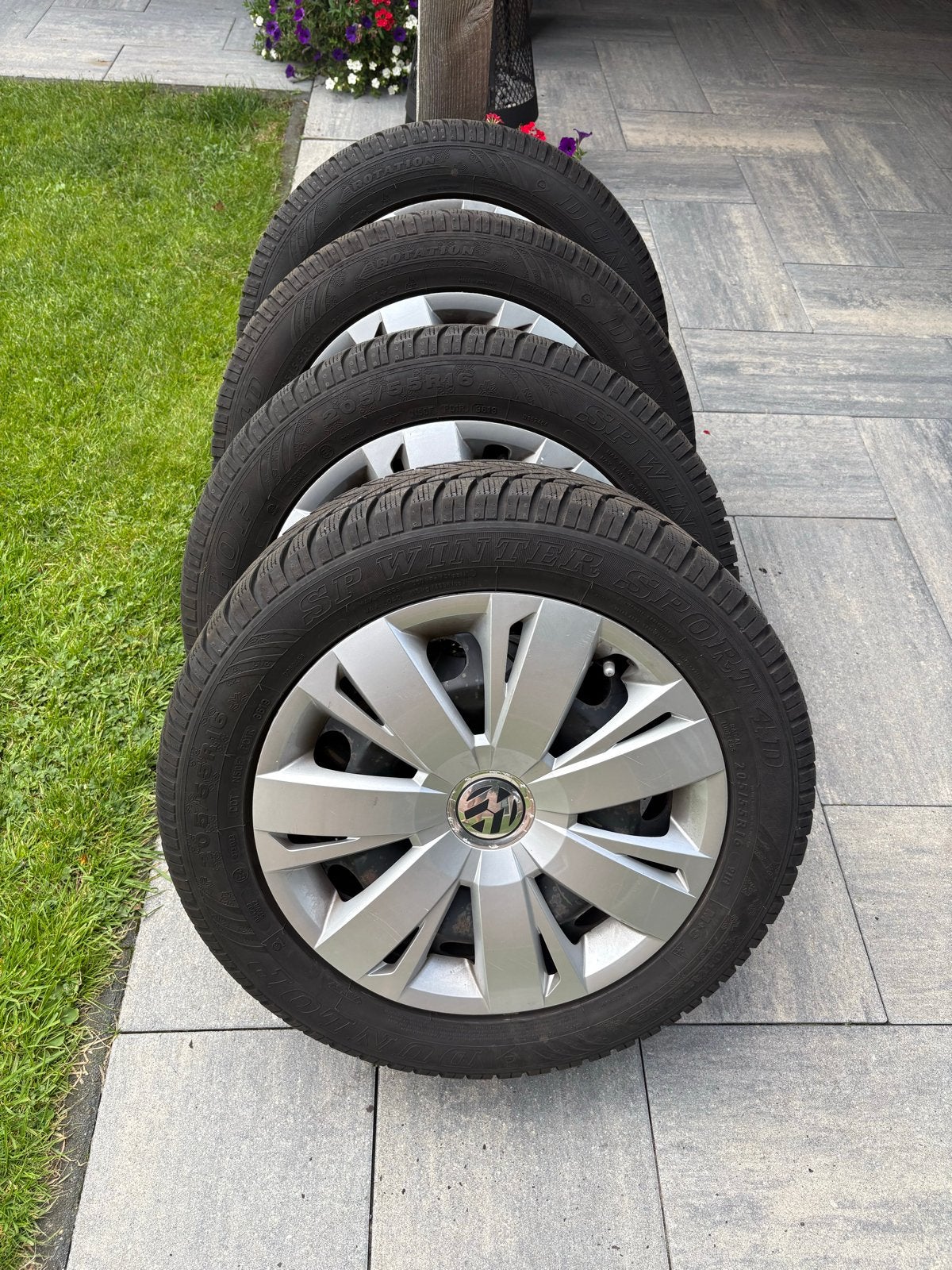 Dunlop Winterbanden op velg 205/55 R16 met wieldoppen, Ophalen, Gebruikt, 16 inch, Banden en Velgen