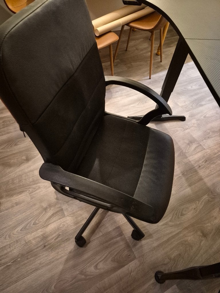 Foto 7 van Electrisch verstelbaar bureau met bureaustoel