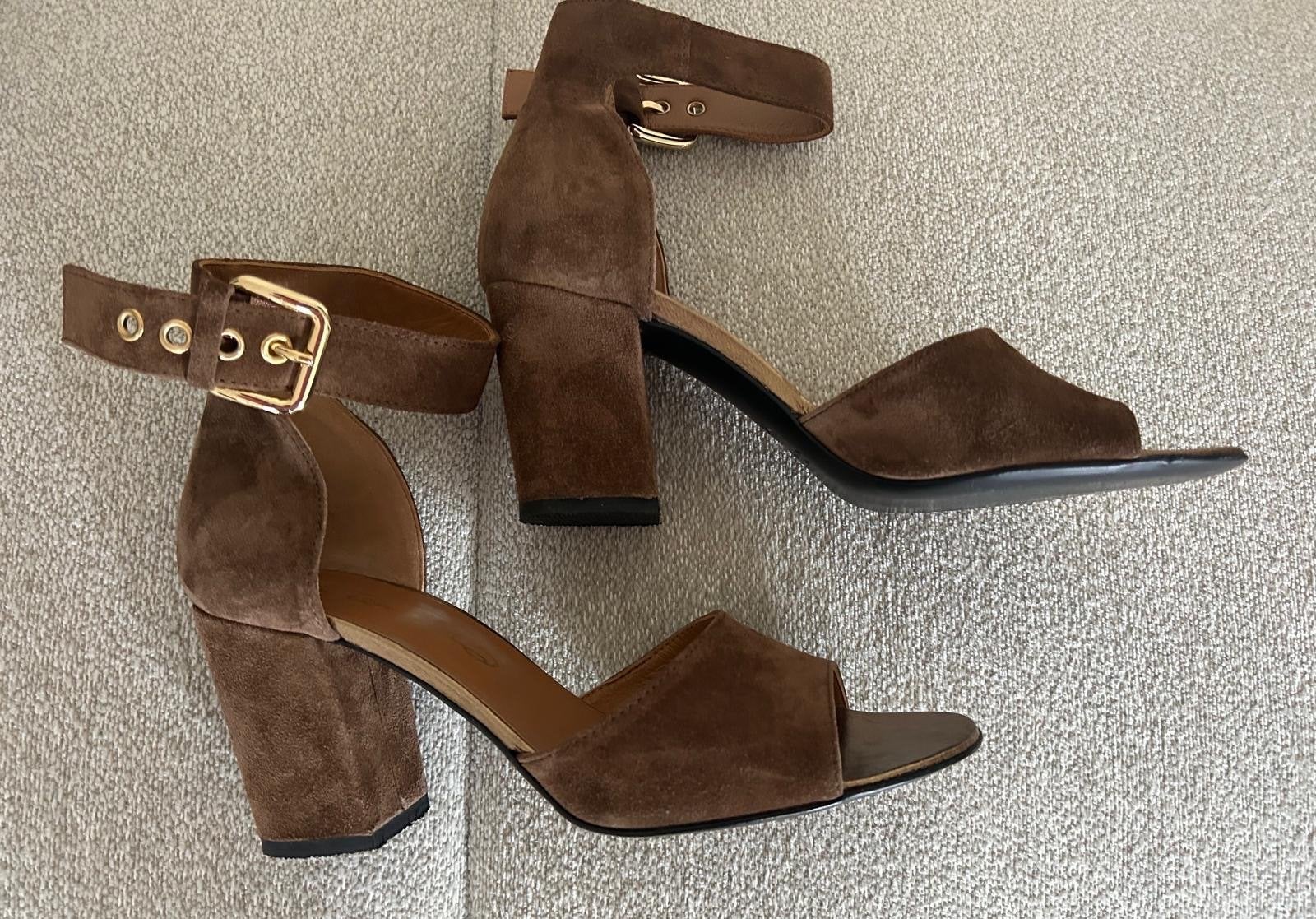 Suede sandalen met hak Via Roma maat 39,5, Ophalen of Verzenden, Zo goed als nieuw, Bruin, Sandalen of Muiltjes