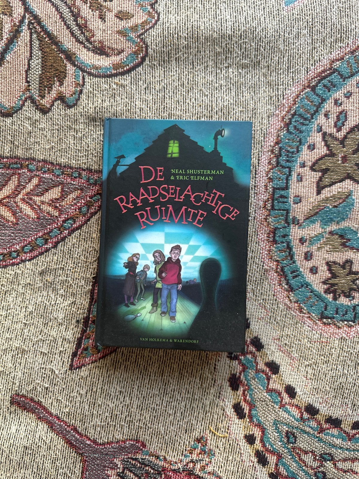 De Raadselachtige Ruimte - Neal Shusterman & Eric Elfman, Boeken, Ophalen of Verzenden, Zo goed als nieuw, Fictie