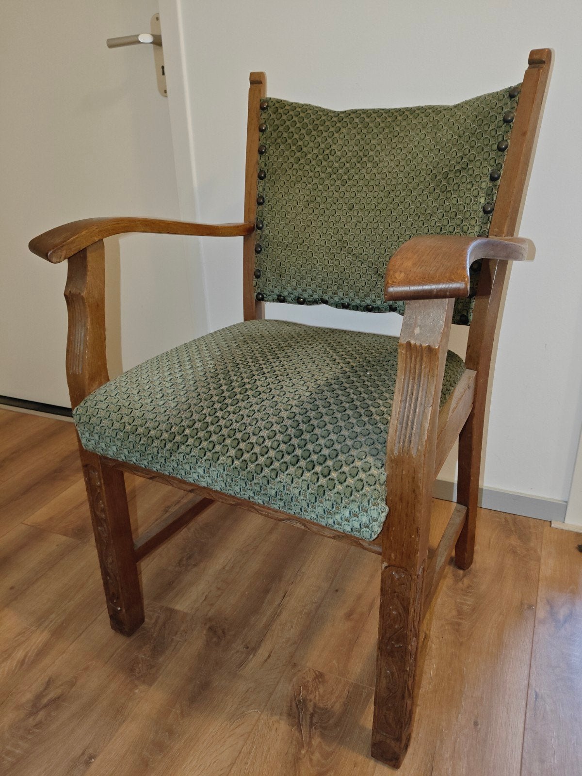 houten stoel met houtsnedes, Ophalen