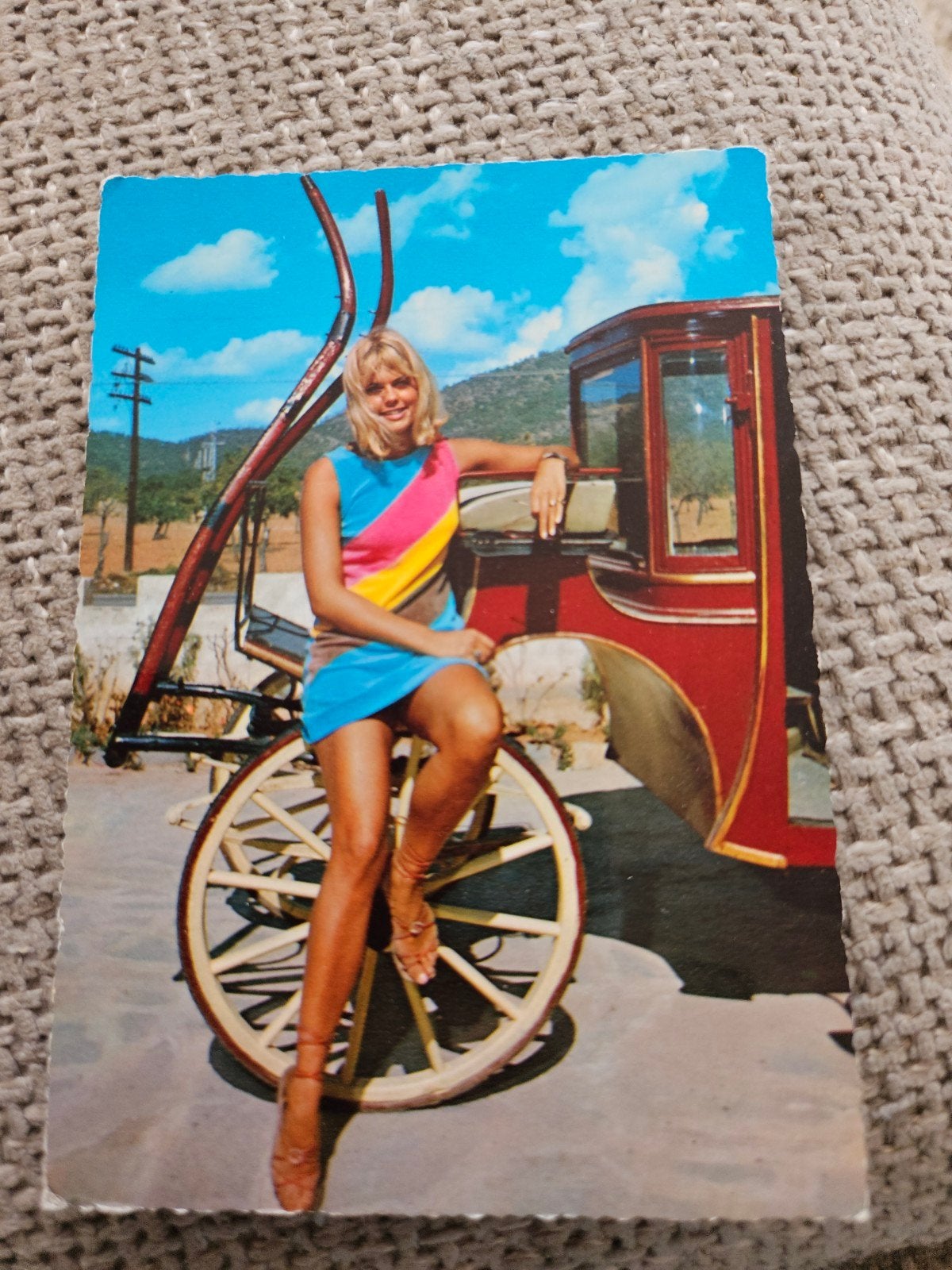 retro Vrouw in kleurrijke jurk op koets, Ophalen of Verzenden, 1960 tot 1980, Ongelopen