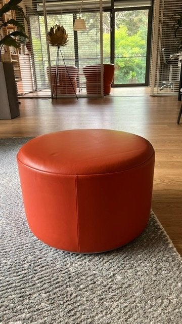 Gave Rolf Benz lederen poef/hocker in terracotta kleur, Huis en Inrichting, Ophalen, Tijdloos design, Rond, Zo goed als nieuw