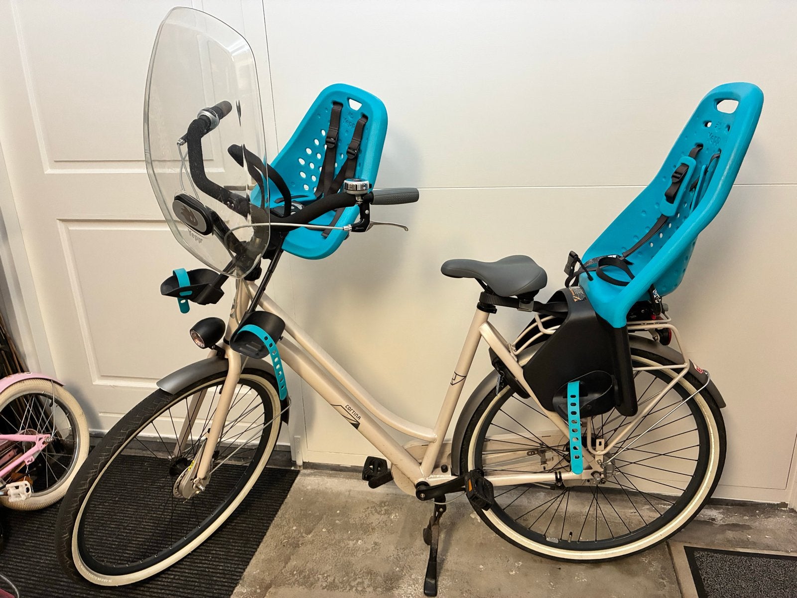 Moederfiets incl 2 Thule Yepp fietszitjes met windscherm, Terugtraprem, (Extra) lage instap, 56 cm of meer, Zo goed als nieuw