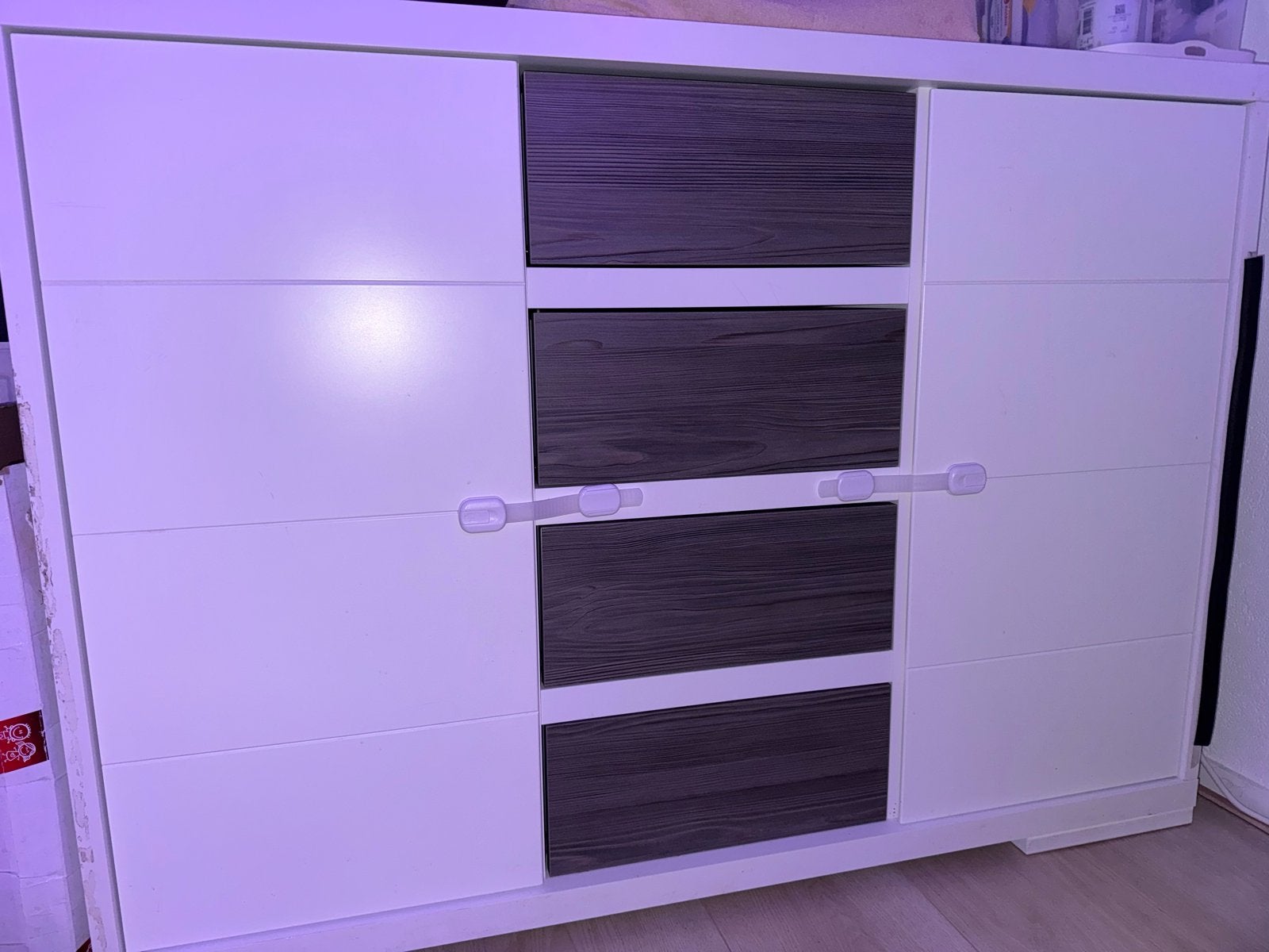 Commode met gebruiksporen. MOET SNEL WEG