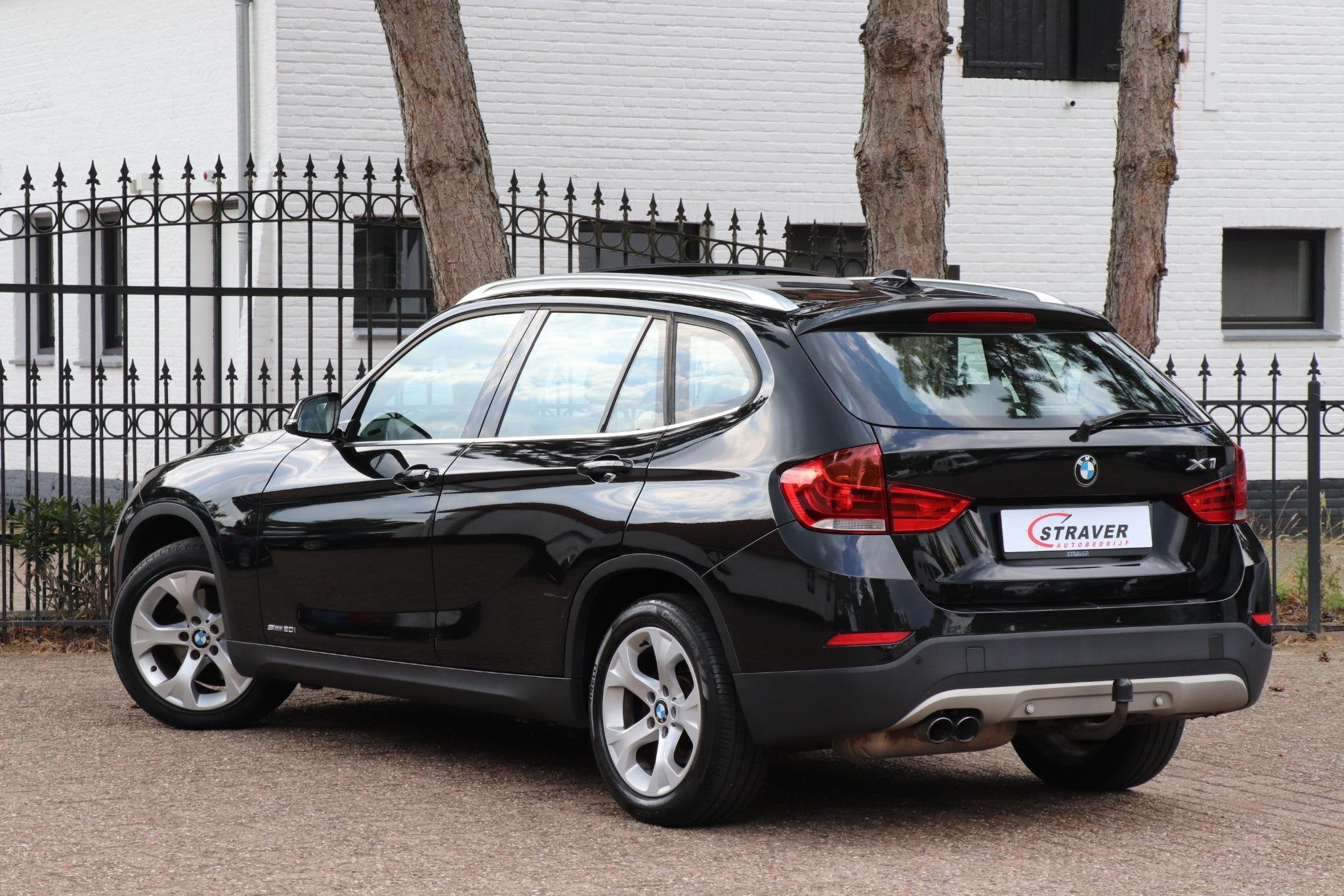 BMW X1 sDrive20i Chrome Line |Sportstoelen |Trekhaak |Panora, Dealer onderhouden, Euro 6, 4 cilinders, Zwart
