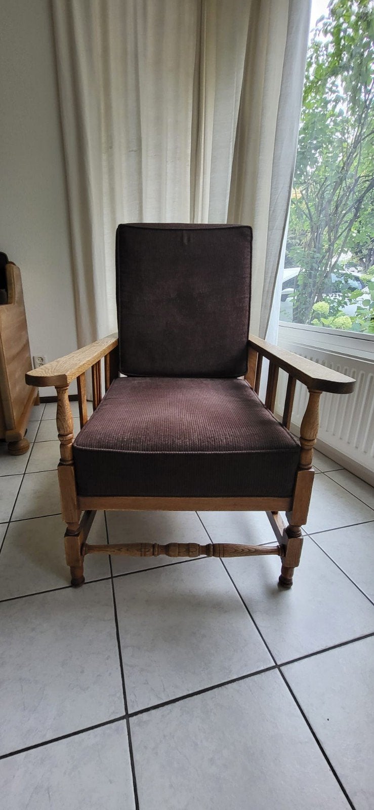 Vintage houten fauteuil met bruine ribfluwelen kussens, Antiek en Kunst, Ophalen