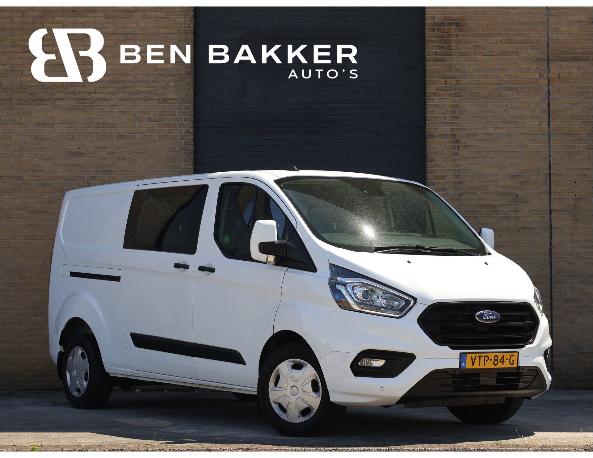Ford Transit Custom 320 2.0 TDCI L2H1 Trend DC Haak | Camera, Voorwielaandrijving, Dealer onderhouden, Euro 6, 4 cilinders
