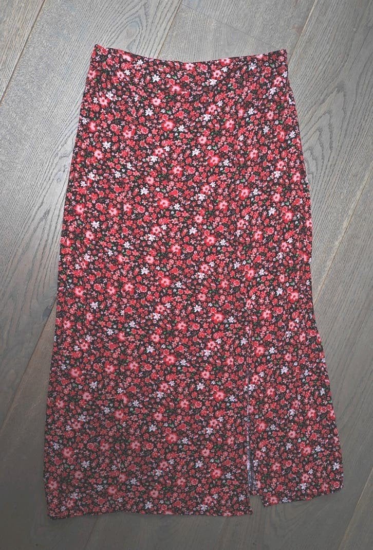 Te koop: Mooie lange gebloemde rok van het merk AMISU Mt: 38, Maat 38/40 (M), Ophalen of Verzenden, Zo goed als nieuw, Rood