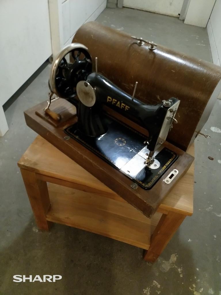 Antieke naaimachine, Ophalen