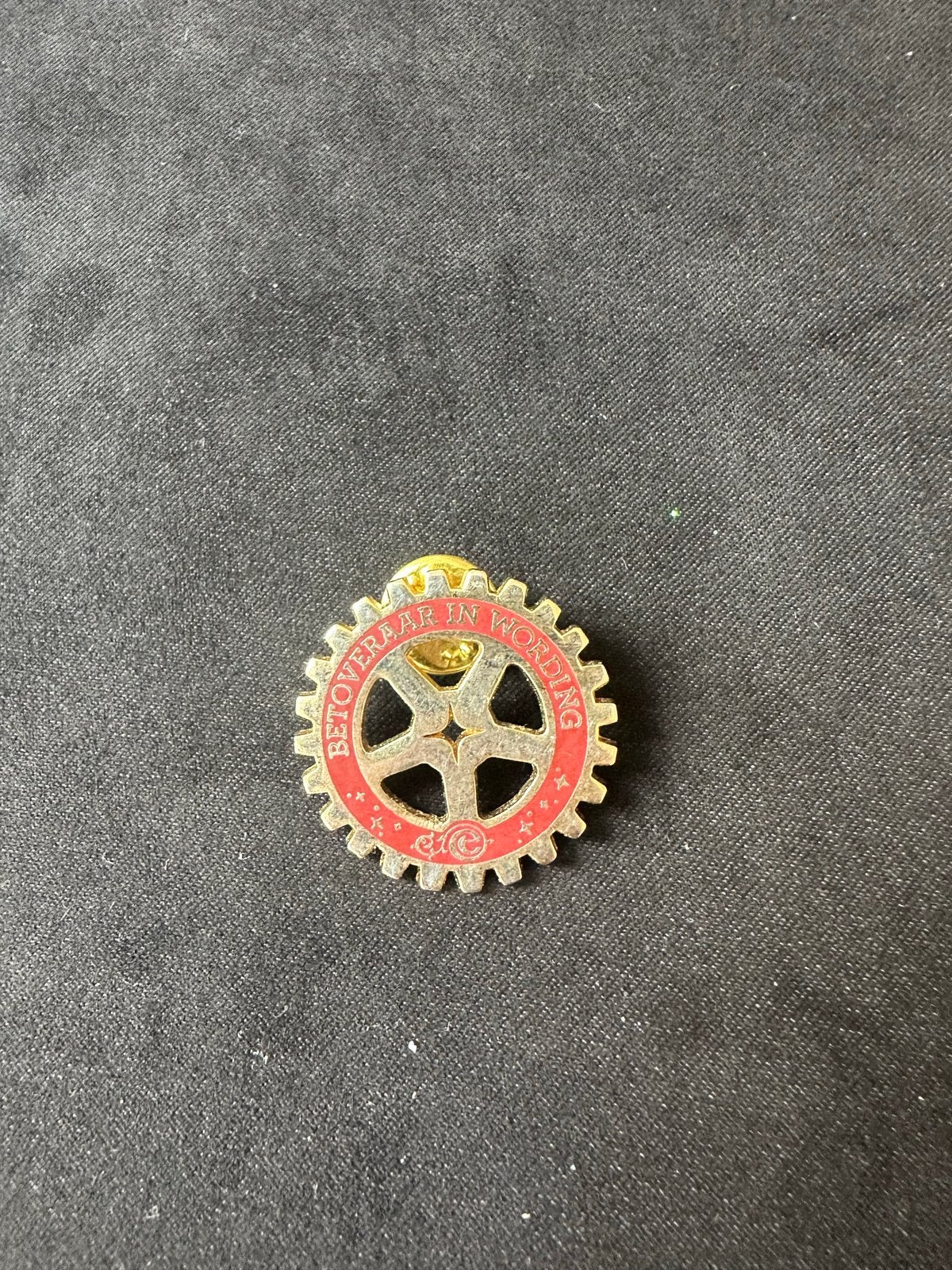 Efteling pin Betoveraar in wording - Sprookjespin, Verzamelen, Efteling, Ophalen, Zo goed als nieuw, Button of Speldje