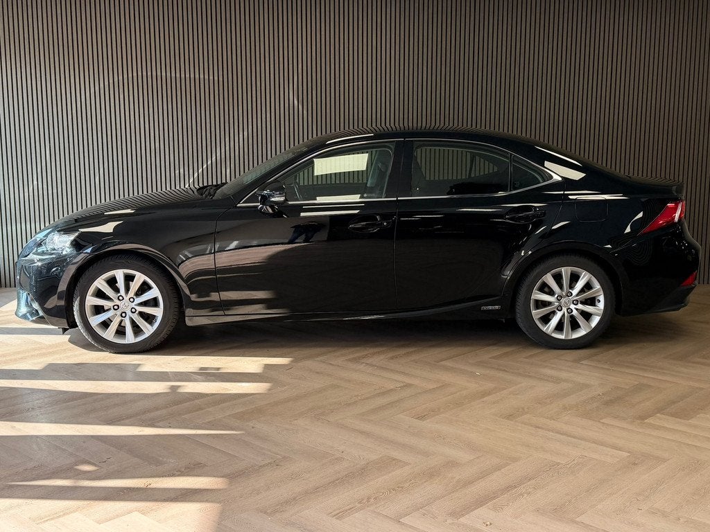 Lexus IS 300h Edition AUT. KEYLESS-GO NAVIGATIE PDC AIRCO, Auto's, Lexus, Euro 5, Achterwielaandrijving, Gebruikt, Origineel Nederlands