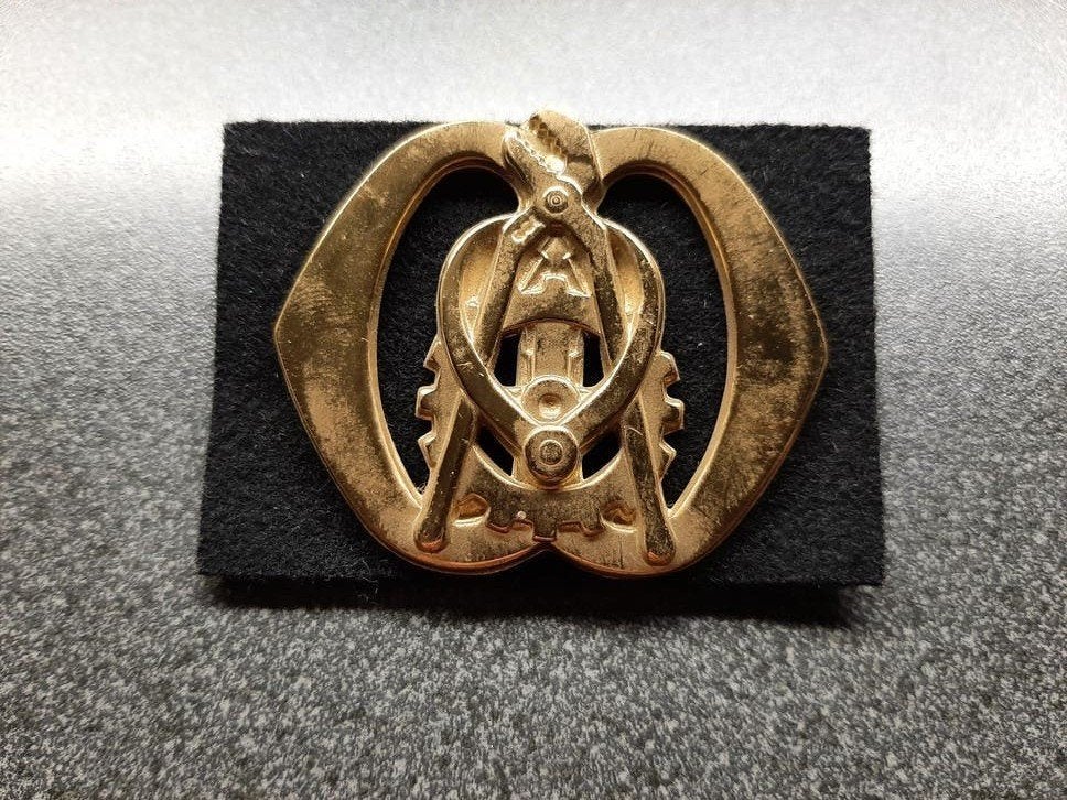 Baret embleem  - Technische Dienst/ Nato sluiting., Ophalen of Verzenden, Landmacht, Nederland, Embleem of Badge