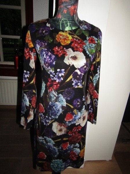 F1218 Superstition mt S jurk zwart bloemen rood jersey, Kleding | Dames, Verzenden, Zo goed als nieuw, Knielengte, Maat 36 (S)