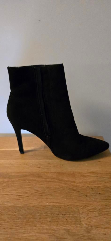 Suede laarsjes mt 41, Zwart, Lage of Enkellaarzen, Ophalen of Verzenden, Zo goed als nieuw
