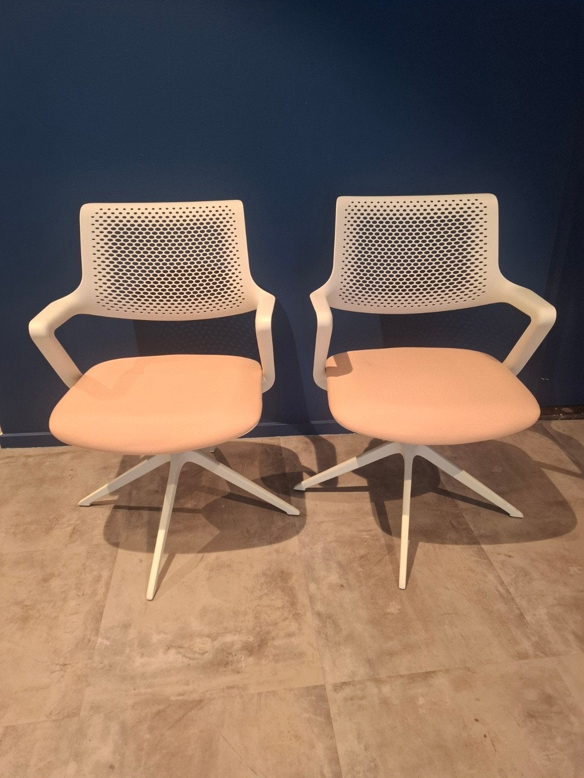 Twee gloednieuwe stoelen - zithoogte 45 cm, Huis en Inrichting, Stoelen, Ophalen, Stof, Twee, Wit