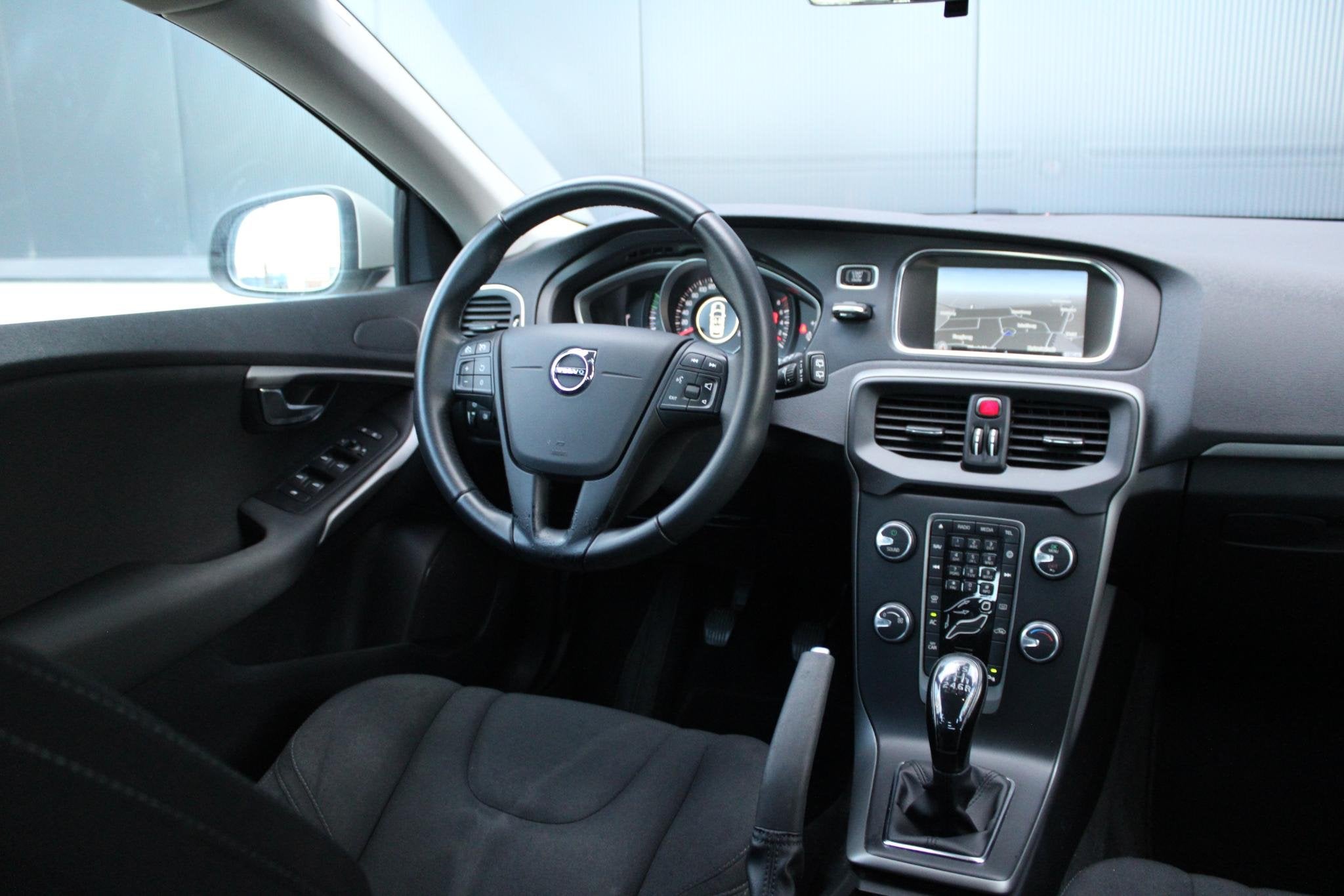Volvo V40 2.0 T2 Momentum | Sensus Nav. & Tel. | PDC V+A | T, Voorwielaandrijving, 12 maanden, Gebruikt, 4 cilinders